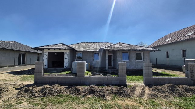 Eladó családi ház, Szigetszentmiklóson 129 M Ft, 5 szobás