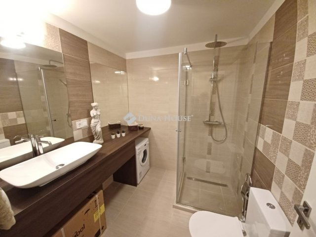 Eladó téglalakás, Budapesten, VI. kerületben 44.9 M Ft, 1 szobás