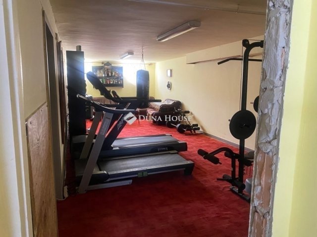 Eladó családi ház, Taksonyon 349 M Ft, 9 szobás