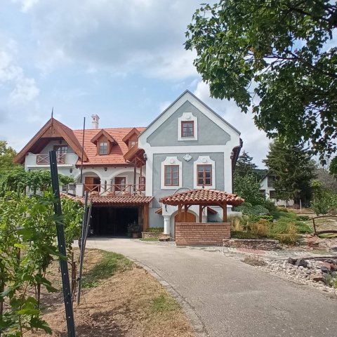 Eladó családi ház, Csopakon 494.77 M Ft, 6 szobás