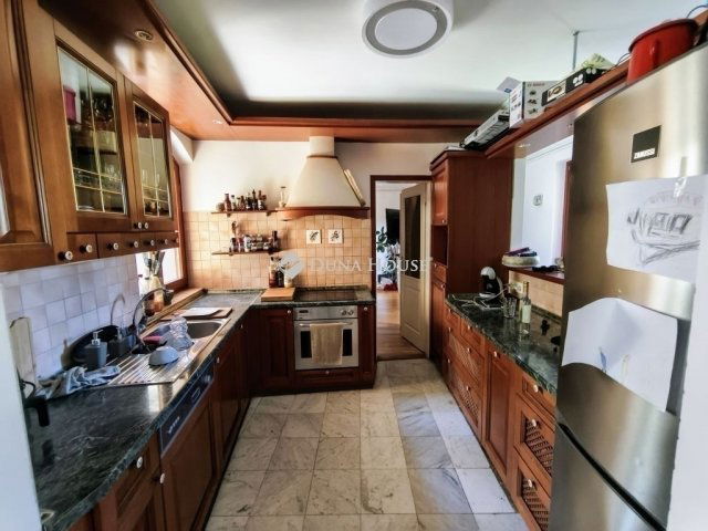 Eladó családi ház, Pécsett 120 M Ft, 6 szobás