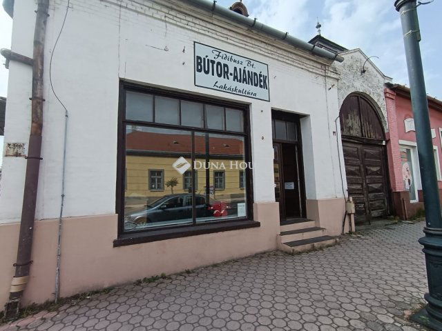 Eladó sorház, Kisbéren, Széchenyi utcában 54.5 M Ft, 6 szobás