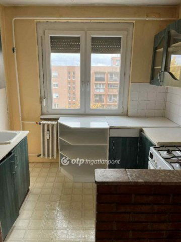 Eladó panellakás, Gyulán 30 M Ft, 1+2 szobás