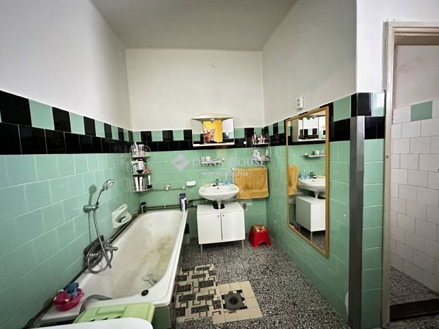 Eladó családi ház, Pincehelyen 18 M Ft, 5 szobás