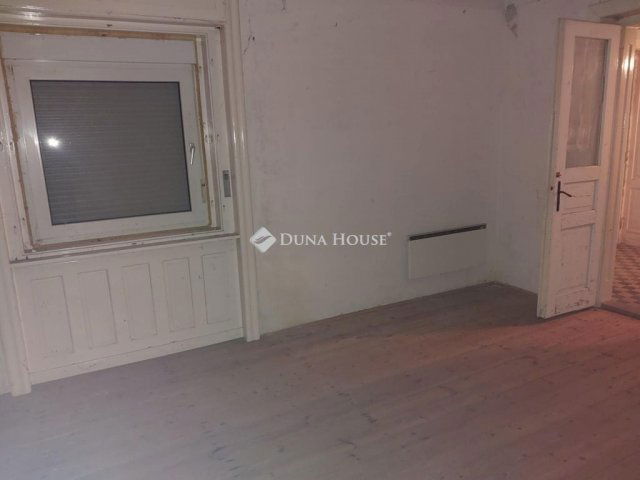 Eladó családi ház, Áporkán 58.5 M Ft, 8 szobás