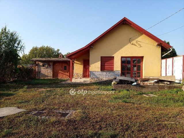 Eladó családi ház, Dombóváron 26 M Ft, 1 szobás