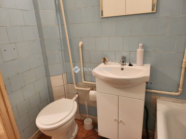 Eladó téglalakás, Várpalotán 34 M Ft, 2 szobás