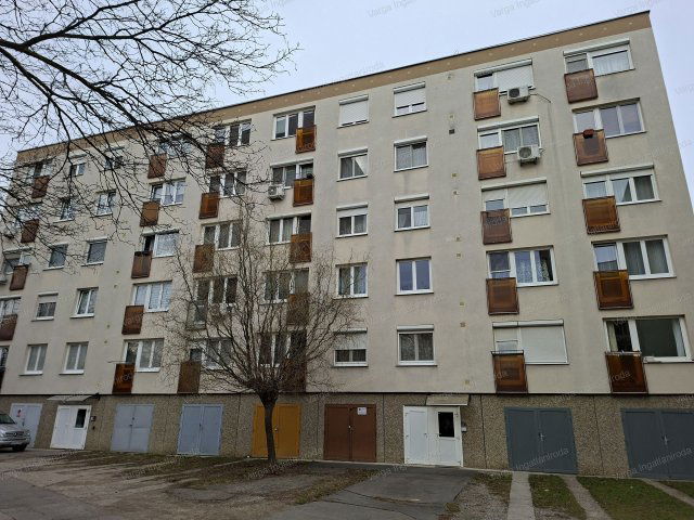Eladó panellakás, Sopronban 48 M Ft, 2 szobás