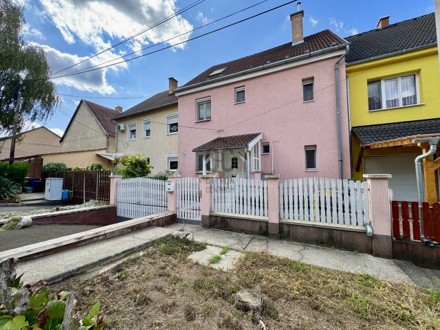 Eladó családi ház, Vácon 180 M Ft, 4 szobás