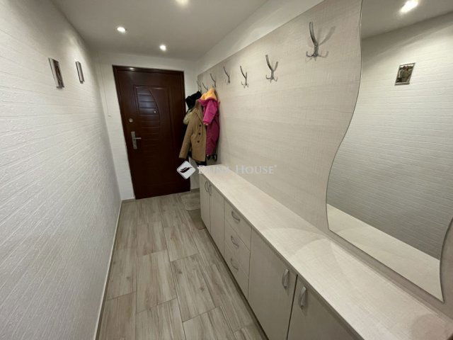 Eladó panellakás, Szegeden, Kossuth Lajos sugárúton 65.2 M Ft