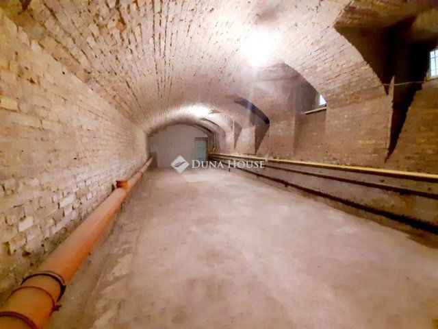 Eladó üzlethelyiség, Budapesten, VI. kerületben 120 M Ft