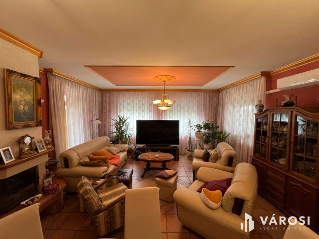 Eladó családi ház, Debrecenben 240 M Ft, 5 szobás