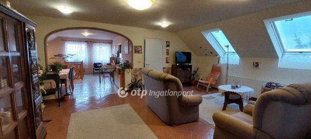 Eladó családi ház, Baracskán 98 M Ft, 6 szobás