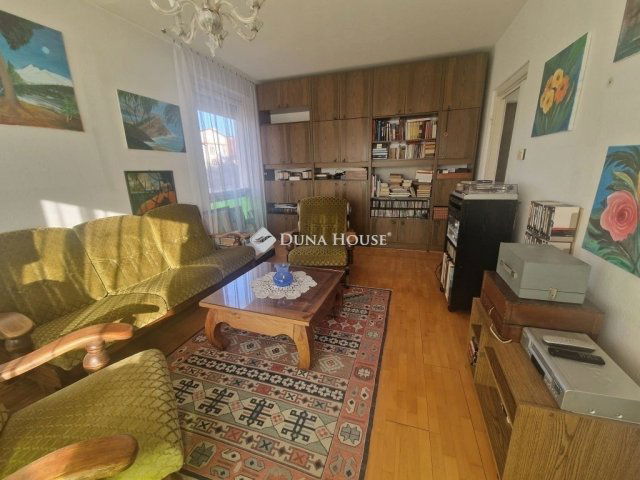 Eladó panellakás, Pécsett 59.9 M Ft, 3 szobás