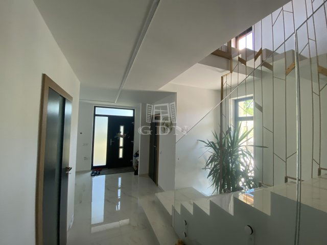 Eladó családi ház, Vácon 259.99 M Ft, 6 szobás