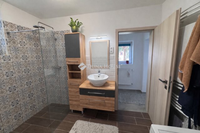 Eladó családi ház, Pécsett 79.99 M Ft, 3 szobás