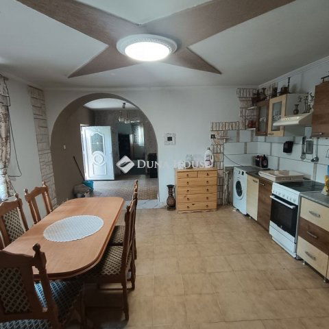Eladó családi ház, Izsákon 17.9 M Ft, 4 szobás