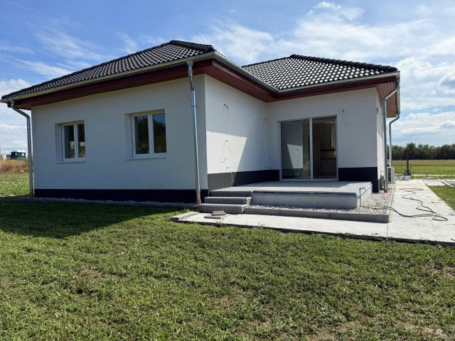 Kiadó családi ház, albérlet, Győrságon 300 E Ft / hó