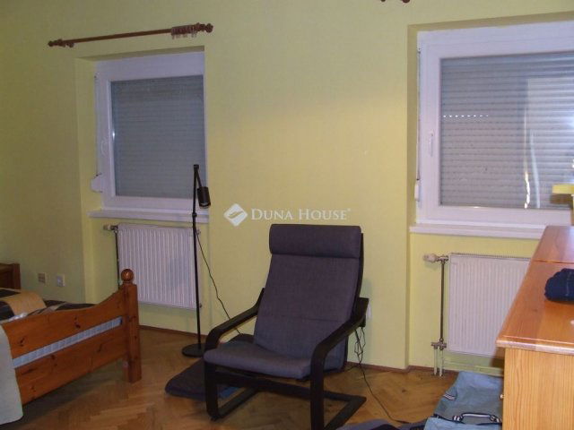 Eladó családi ház, Esztergomban 99 M Ft, 4 szobás