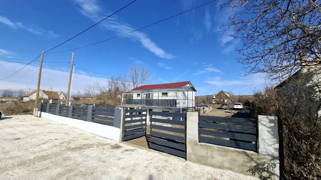 Eladó családi ház, Csörögön 49 M Ft, 2 szobás