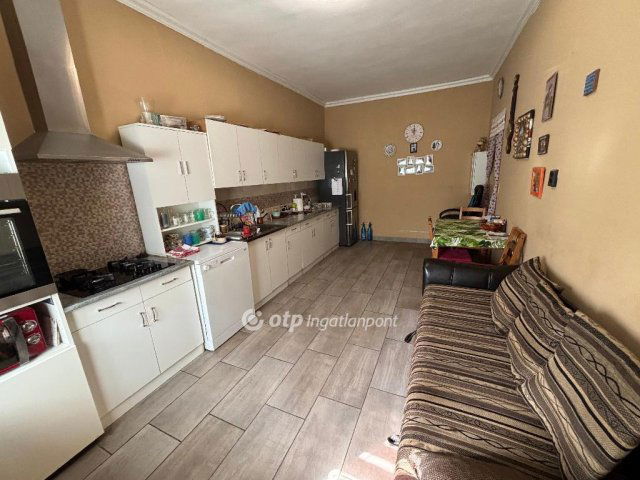 Eladó családi ház, Szentistvánon 19.9 M Ft, 2 szobás