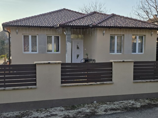 Eladó családi ház, Ercsiben 89.9 M Ft, 4 szobás