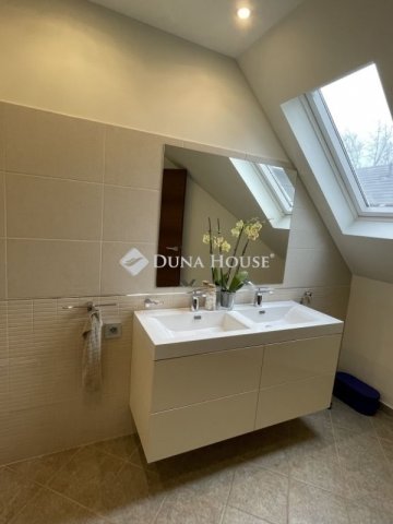 Eladó családi ház, Velencén 179.9 M Ft, 4 szobás