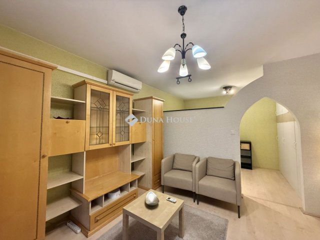 Kiadó téglalakás, albérlet, Pécsett, Jókai utcában, 2 szobás