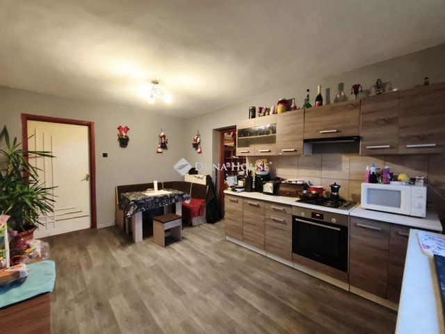 Eladó családi ház, Dunaföldváron 33.9 M Ft, 4 szobás