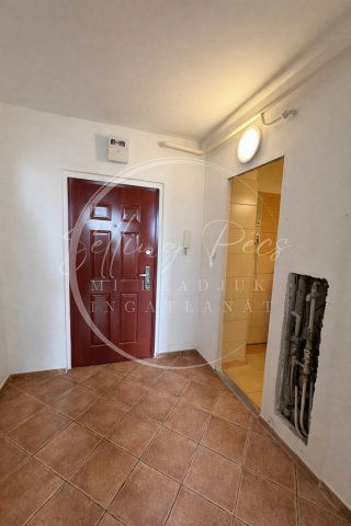 Eladó panellakás, Pécsett, Kenderföld utcában 35 M Ft