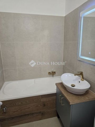 Eladó panellakás, Pécsett 44.9 M Ft, 2+1 szobás