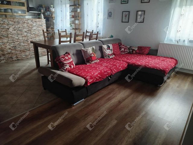 Eladó családi ház, Komáromban 69 M Ft, 4 szobás