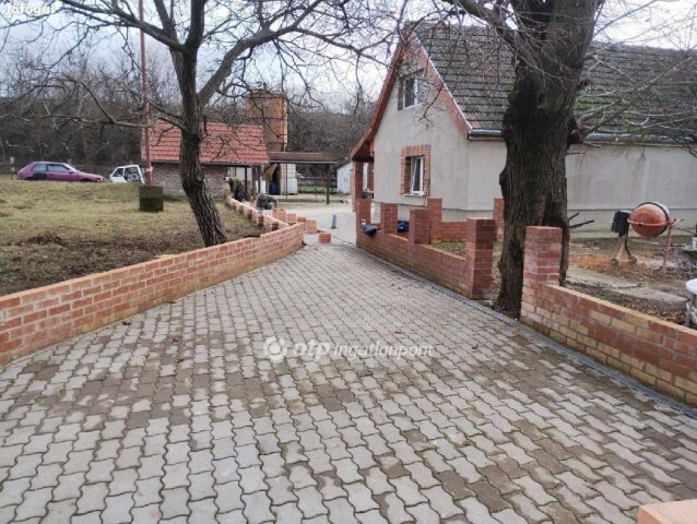 Eladó családi ház, Dunaújvárosban 90 M Ft, 2 szobás