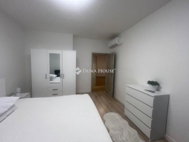 Eladó téglalakás, Pécsett 122 M Ft, 4 szobás