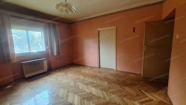 Eladó téglalakás, Jászberényben 36 M Ft, 3 szobás