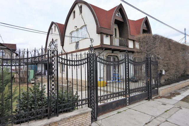 Eladó családi ház, Budapesten, XIV. kerületben, Komáromi úton