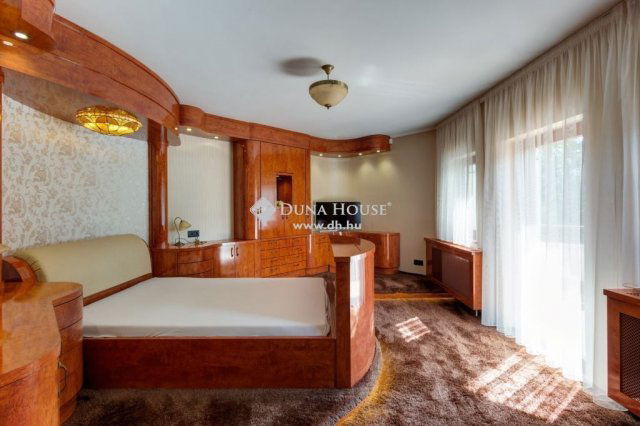 Eladó családi ház, Gödön 770 M Ft, 8+1 szobás