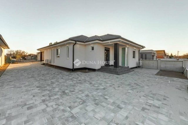 Eladó családi ház, Kecskeméten 103.9 M Ft, 4 szobás
