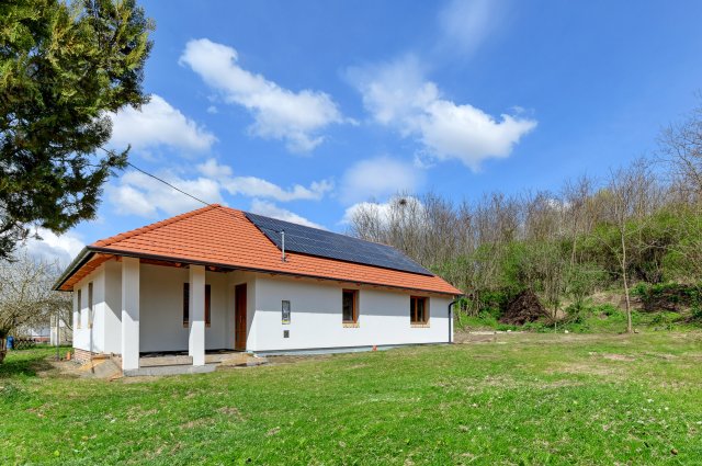 Eladó családi ház, Úrin 74.9 M Ft, 4 szobás