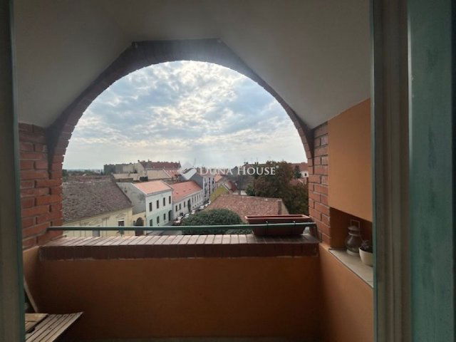 Eladó téglalakás, Pécsett 109.9 M Ft, 4 szobás