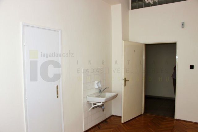 Kiadó iroda, Szegeden, Attila utcában 32 E Ft / hó