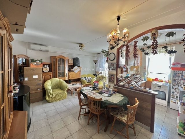 Eladó panellakás, Veszprémben 63.999 M Ft, 4 szobás