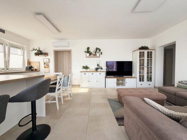 Eladó téglalakás, Szombathelyen 89.9 M Ft, 4 szobás