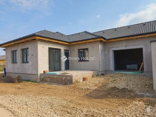 Eladó ikerház, Nyíregyházán 100 M Ft, 5 szobás