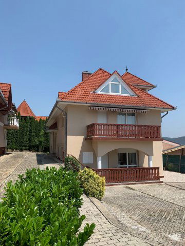 Eladó családi ház, Hévízen 300 M Ft, 14 szobás