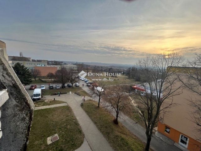 Eladó panellakás, Pécsett 42.99 M Ft, 4 szobás