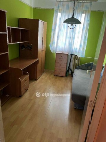 Eladó panellakás, Gyulán 30 M Ft, 1+2 szobás