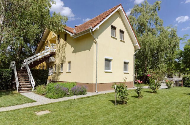 Eladó családi ház, Balatonkenesén 299 M Ft, 13 szobás