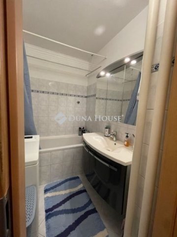 Eladó panellakás, Pécsett 58.7 M Ft, 3 szobás