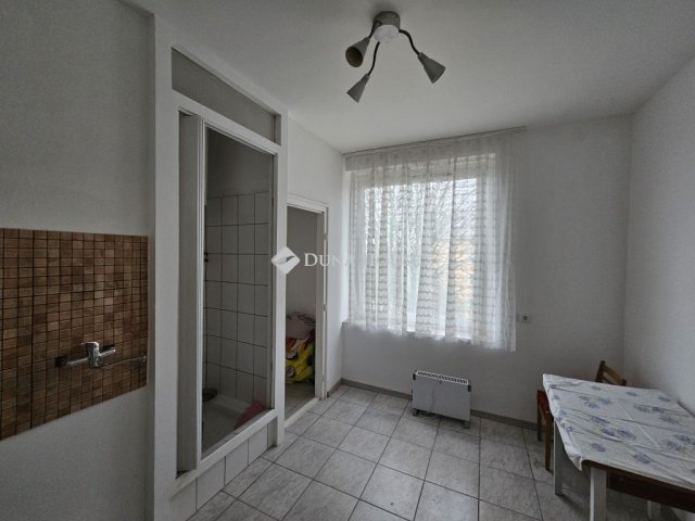 Eladó téglalakás, Lábatlanon 25.5 M Ft, 1 szobás